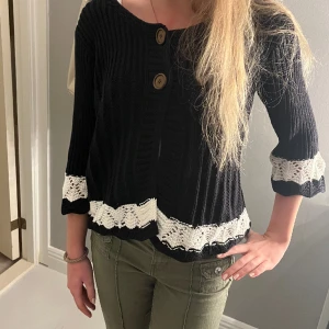 Stickad kofta✨✨ - Så fin stickad trekvartsärmad kofta, i toppenskick!!💕