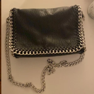 Tiamo väska  - Säljer min fina Tiamo väska köpt från Plick för ett tag sedan, då den inte längre kommer till användning. Finns inga defekter, skriv om ni undrar något eller vill ha fler bilder. 😊