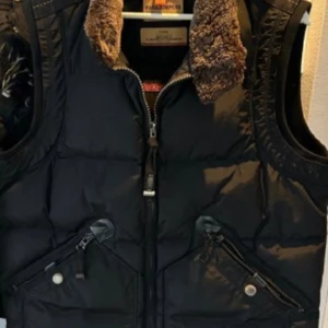 Parajumper väst  - Säljer min pjs väst 3 månader gammal precis som helt ny. Storlek L men passar även M