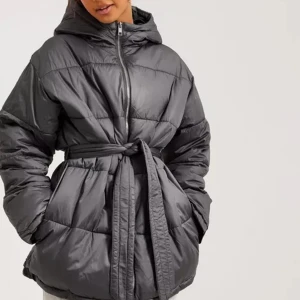 Jacka nelly - Säljer denna jacka ifrån Nelly i nyskick, nypris 799