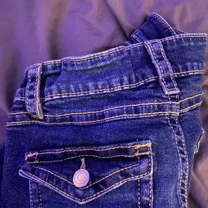 Gina tricot Young byxor - Då jag inte använder dom mer o inte kommer till användning säljer jag nu dom. Dom är köpta på kidsbrandstore för 300kr tänker att jag säljer dom för 200kr knappt använda. Jag är 165 o de passar utmärkt!❤️ Dom är mer low waist än vad man ser på bilden❤️