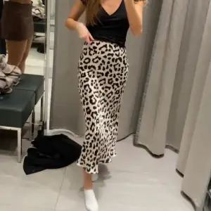 En lång sidenkjol med leopardmönster från H&M i så fin modell, formar bra. Är aldrig använd så i nyskick, passar XS🤍