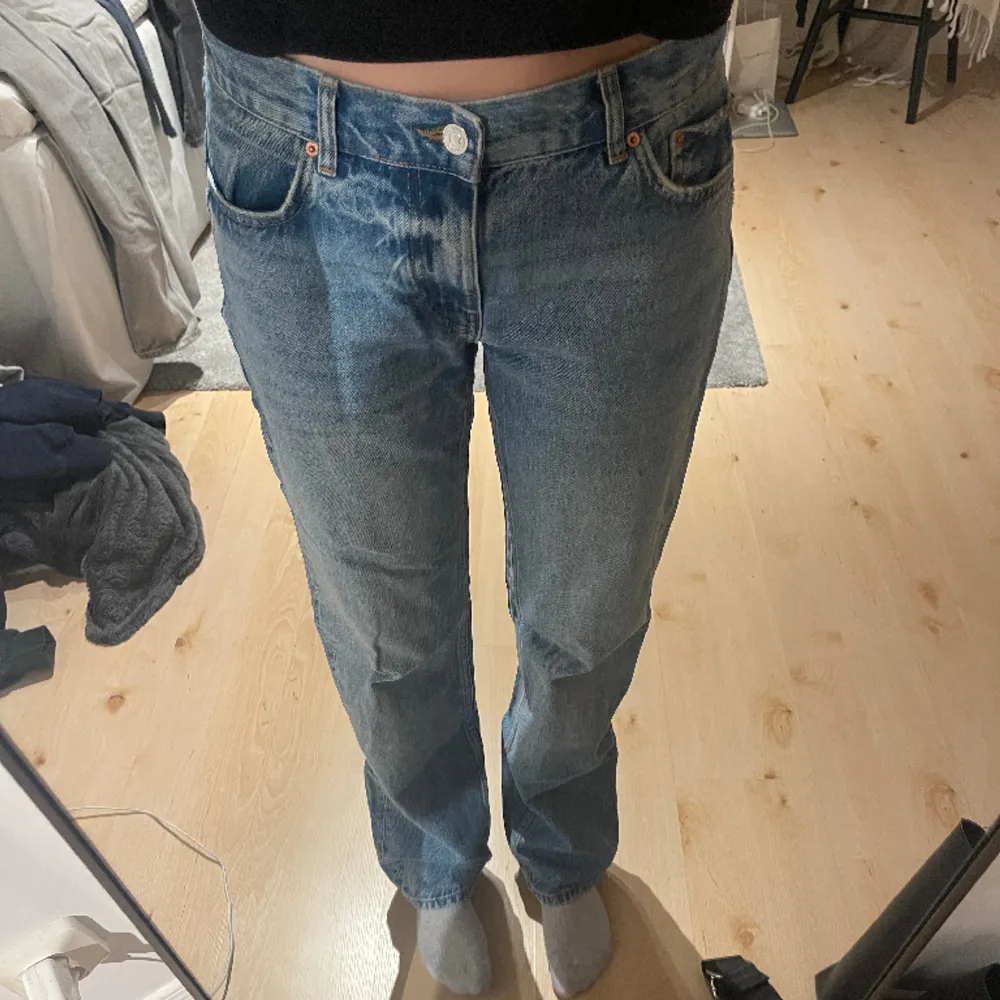 Så fina lågmidjade jeans från Gina! Säljer pga jag inte använder dom. Jag är 175 och dom är perfekta i längden, dock lite stora i midjan därav tredje bilden då jag dragit en snöre igenom. Det går självklart att dra bort om man inte vill ha det💙. Jeans & Byxor.