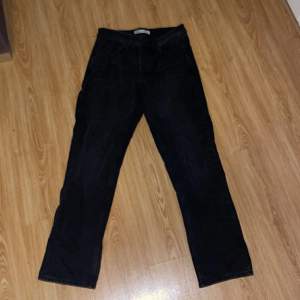 Svarta jeans från Zara i storlek 38. Använda 1 gång.
