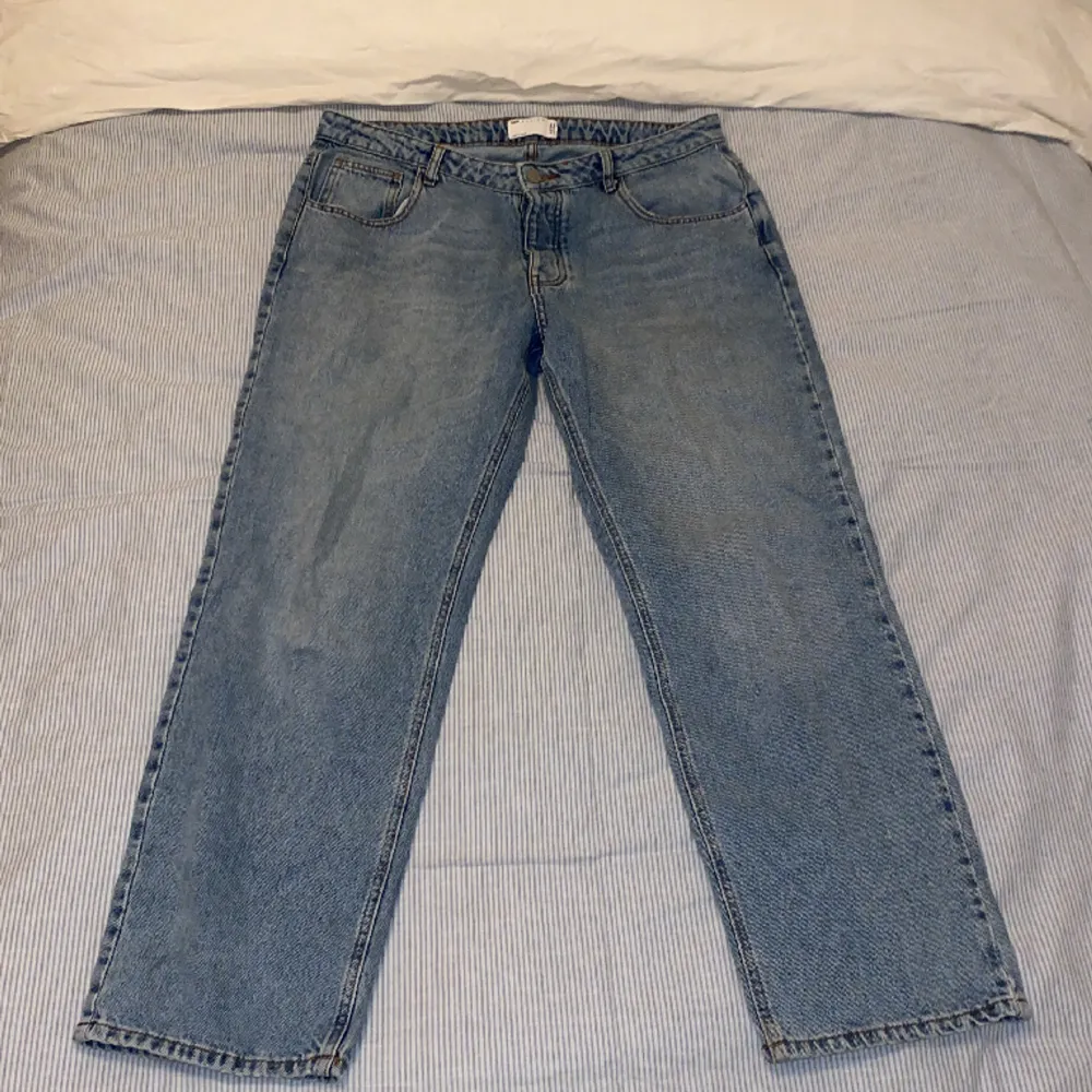 Jeans i normal passform - aldrig använda. Storlek W36L32. Orginalpris 359kr. . Jeans & Byxor.