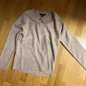 V-ringad stickad  - Aldrig använd , storlek XS