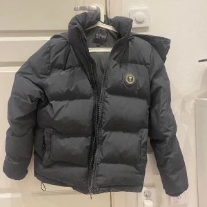 Trapstar Jacka Grå  - Trapstar jacka köpt från London, använd i några månader men den är fortfarande i bra skick, säjer på grund av att den inte passar min bror längre. Strl S men passar S och M. Jackan är unisex. Priset kan diskuteras. 