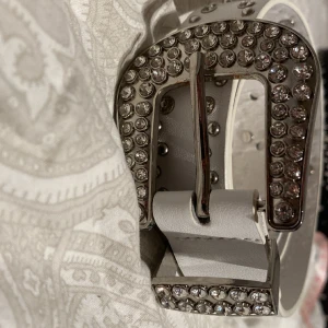 Rheinstone bälte  - VÄRLDENS SNYGGASTE BÄLTE å är knappt använt, helt defektfri. Hör av er vid intresse❤️PRIS ÄR DISKUTERBART!