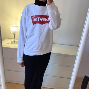 sweather - varm levis sweather i utmärkt skick och är oversized 