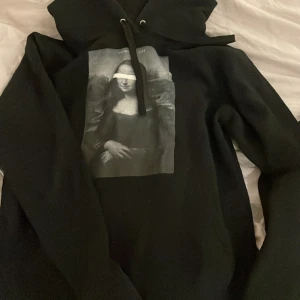 Hoodie  - En svart hoodie ifrån the cool elephant! mycket bra skick! säljer pga kommer inte till användning!!💕pris kan diskuteras!!