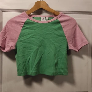 Croptop - Grön och rosa croptop med raglanärm
