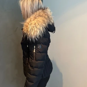 Hollies jacka - Hollies jacka i storlek 38. Jackan är använd väl men är fortfande i bra skick. Har endast några fläckar som säkert får tvätta bort. (Äkta päls)