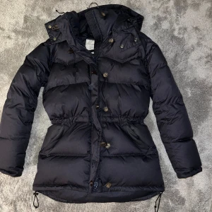 Boomerang jacka marinblå - Säljer min otroligt fina boomerang jacka, då den inte kommer till användning. Köptes förra december!  Den är i nyskick, inga defekter eller skador! Storlek S men passar M också. Privat för fler bilder❣️(nypris 5999)