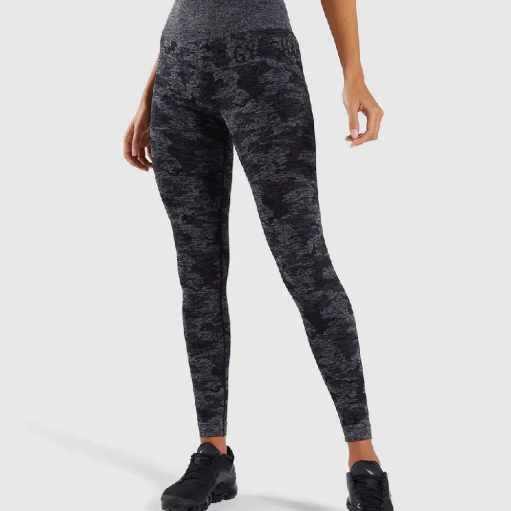 Gymshark camo tights i fint skick, Stl XS. Farkut & Housut.