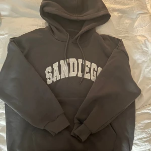 Hoodie - En super fin Hoodie ifrån h&m som är i nyskick. Använt fåtal gånger och har vanligtvis xs-s ❤️