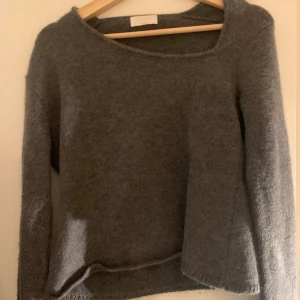 Asymmetrisk tröja - Köpt på Aboutyou, aldrig använd Hör av dig vid frågor eller om du vill ha fler bilder