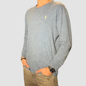 Ralph Lauren Långärmad Tröja - Ljusblå Ralph Lauren långärmad tröja i Storlek M. Perfekt nu till vintern!  10/10 nyskick  Vid frågor & funderingar är det bara att skicka ett meddelande! 