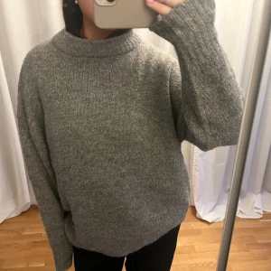 Stickad tröja⚡️ - Jätteskön grå stickad tröja perfekt nu i vinter😍