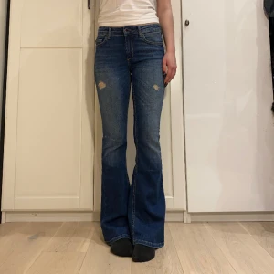 lågmidjade bootcut jeans från Only💕 - stretchiga o formar sig efter kroppen😍midja 78 plus stretch innerben 82 cm ja e 170 för referens 