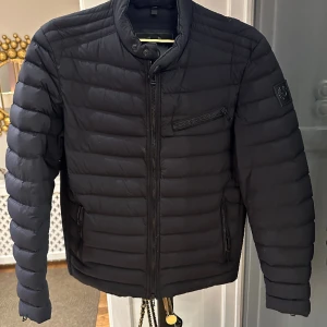 Belstaff dunjacka - Jacka i biker modell med låg krage. Som ny. 