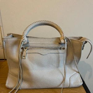 Rebecc minkoff väska  - Rymlig och stilren väska. 