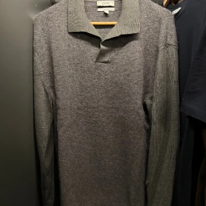 Tröja  - En härlig tröja från cos. Olika material armarna Sparsamt använd! Storlek S men sitter något större! Perfekt inför vintern 