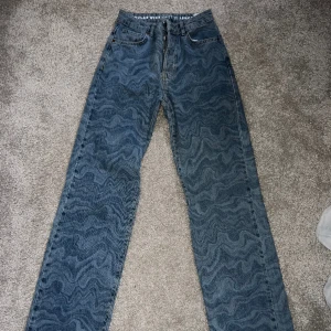 Möstrade bikbok jeans - Mönstrade skitcoola bikbok jeans som bara är använda ett fåtal gånger men passar inte längre då jag har gått upp en storlek! Supersköna