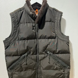 Parajumpers Kobuk Väst - Parajumpers Kobuk Väst Strl: XXL Färg: Grön  100% äkta och i fint skick.