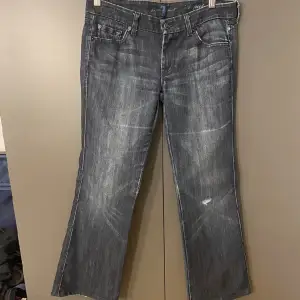 Skit snygga lågmidjade botcut jeans Det står ingen storlek med skulle säga att dem är en S-M