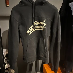 Saint Laurent Hoodie - Saint Laurent Hoodie i size M, passar mindre beroende hur du vill att den ska sitta! Skicket är grymt bra! Hör av dig om du har fler frågor🍾