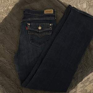 Säljer dessa fina lågmidjade vintage Levis jeans. Köpa i Danmark, men i väldigt bra skick. Skriv till mig vid köp och frågor. Skulle säga att de är S/M. Jag brukar ha s och de passar perfekt men är även stretchiga. Är 172cm. Frakt tillkommer!!