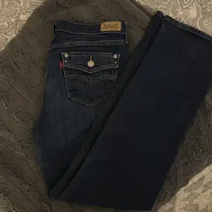 Säljer dessa fina lågmidjade vintage Levis jeans. Köpa i Danmark, men i väldigt bra skick. Skriv till mig vid köp och frågor. Skulle säga att de är S/M. Jag brukar ha s och de passar perfekt men är även stretchiga. Är 172cm. Frakt tillkommer!!