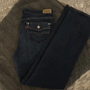Jeans - Säljer dessa fina lågmidjade vintage Levis jeans. Köpa i Danmark, men i väldigt bra skick. Skriv till mig vid köp och frågor. Skulle säga att de är S/M. Jag brukar ha s och de passar perfekt men är även stretchiga. Är 172cm. Frakt tillkommer!!