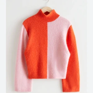 &otherstories stickad tröja - Supermysig, varm stickad tröja från &otherstories. Storlek M. 40% Alpacka 35% polyamid 25% ull. Använd men i fint skick! Köpare står för frakt. Tryck på köp nu eller ge ett prisförslag! 