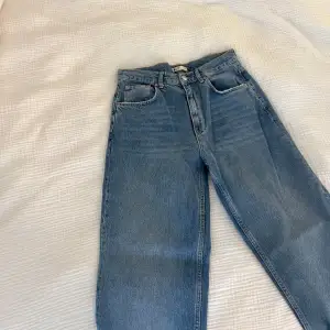 Jeans från Ginatricot.