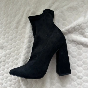 Stövlar - SPETSIGA SOCKBOOTS MED BRED PASSFORM FRÅN BOOHOO. Aldrig använd, storlek 37. 