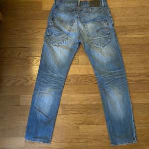 G-star jeans i storlek 29/30. Innerlängd ben: 73 cm. Pris kan diskuteras.
