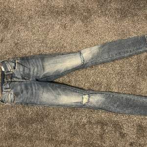 Säljer dr.denim jeans i strl XS. Lite uttöjda i sömmen (bild nummer 2). Annars i jättefint skick!