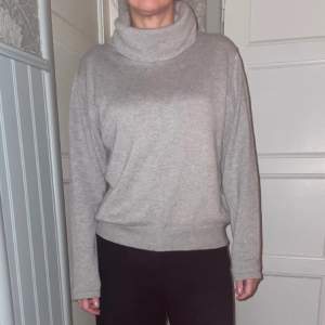 HOPE Lean Sweater, stickad polotröja Storlek: S Material: 60% bomull 30% polyamide 10% wool Färg: gråmelerad Skick: använd varsamt (se närbild på tyg)
