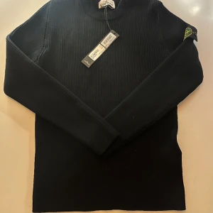 *NYTT PRIS* Stone island knit - Helt ny med tags