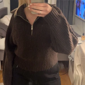 Brun stickad tröja - Stickad tröja med snygga detaljer 