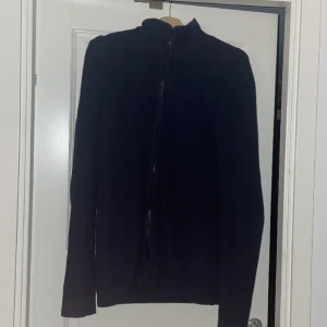 Zip tröja - Säljer nu min zip tröja i ett skönt plagg, perfekt till vintern. Den är för stor för mig men nästan helt ny från Dressmann. Nypris:599