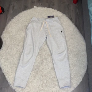 Polo Ralph lauren  - Ett par byxor köpta för knappt typ dagar sen. Inget fel på dom dom passade bara inte skicka på dom 10/10 som ny inte använt alls. Kan  tänka mig gå ner lite i priset. Ny pris 1500kr