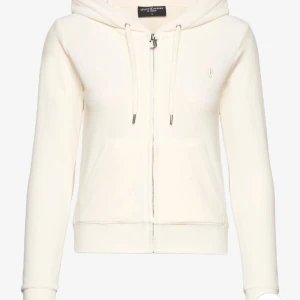 Vit juicy couture tröja - Säljer min vita juicy couture tröja, den är i väldigt fint skick, inga fläckar eller skador. Nästan aldrig använd. Fråga om egna bilder, pris kan diskuteras 💓Nypris 1200