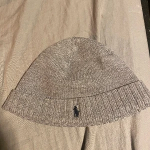 Ralph lauren mössa  - Har en Ralph lauren mössa knappt använd då jag har en annan i svart, den är ganska liten i storlek pga att den har minskat i tvätten så om du har litet huvud som jag så ska den passa