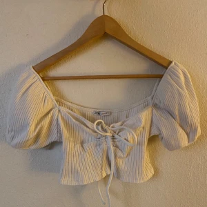 Vit ribbad topp - Sjukt söt topp från Zara💗 storlek L men sitter mer som en M! 