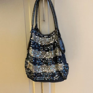 Bästa fest väskan!! - Den här väskan får plats med ALLT!! Men kommer tyvärr inte till användning!