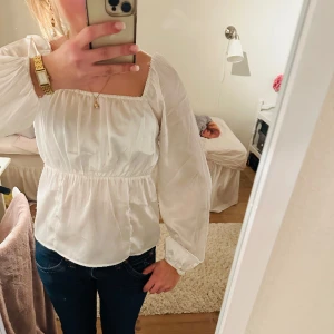 Vit blus💕 - Jättefinböus köpt på salt, endast använd 1 gång!💕