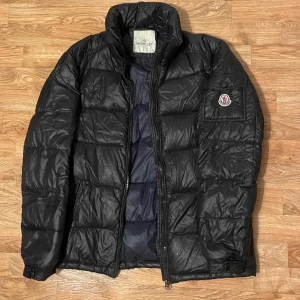 Moncler Jacka - Hej säljer en moncler jacka som inte används längre. Den är i bra skick men har används antal gånger. 