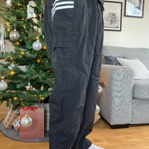 Adidas byxa  - En adidas byxa i tunnare material. Inköpt från zalando  Storlek L Aldrig använda 